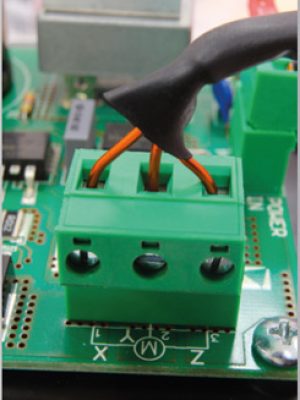 Detalle de bornera y cableado de 3 hilos para motor Roger Brushless.